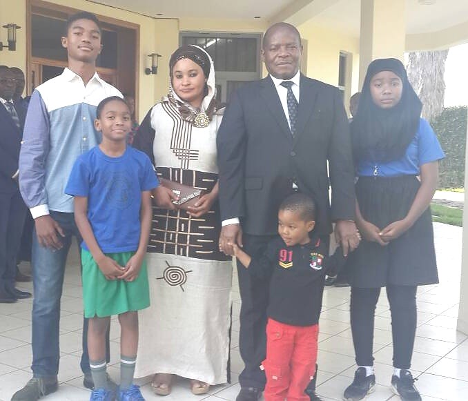 Pichani Mheshimiwa Balozi akiwa na Familia yake.