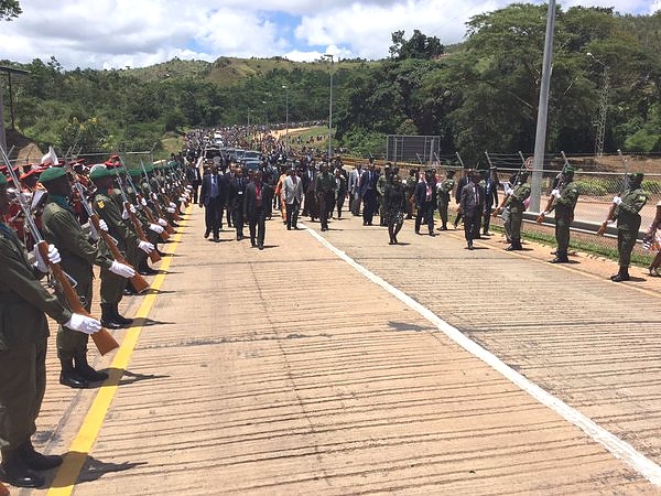 Rais wa Jamhuri ya Muungano wa Tanzania Mhe. Dkt. John Pombe Magufuli pamoja na Rais wa Rwanda Mhe. Paul Kagame wakipita kwenye Daraja hilo la Rusumo mara baada ya uzinduzi