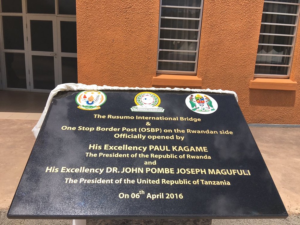 Jiwe la msingi lililowekwa baada ya uzinduzi wa daraja hilo