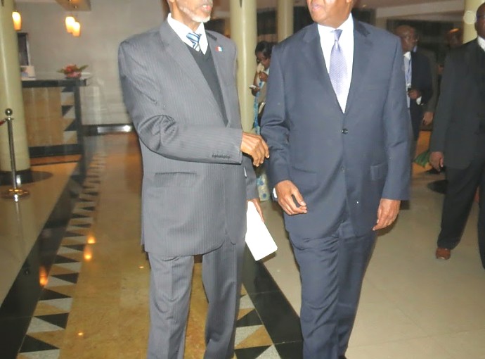Katibu Mkuu wa CCM Abdulrahman Kinana, akiwa na mwenyeji wake Katibu Mkuu wa Chama Cha RPF-INKOTANYI, Francois Ngarambe baada ya kuwasili mjini Kigali, Rwanda kwenye tafrija ya viongozi wa vyama tawala barani Afrka. Katibu Mkuu wa CCM Abdulrahma