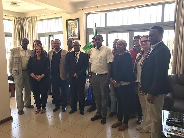 Picha ya pamoja ya Balozi Ernest Mangu, Wafanyabiashara wa Utalii na Viongozi wa TATAO (Tanzania Association of Tour Operators) waliofika Kigali, Rwanda kwa ziara ya mafunzo na kutangaza vivutio vya utalii nchini.
